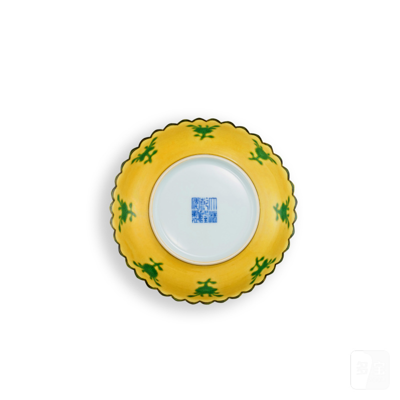 A yellow-ground green-enamelled 'dragon' lobed dish, Seal mark and period of Qianlong | 清乾隆 黃地綠彩龍紋花口盤 《大清乾隆年製》款 - 图2